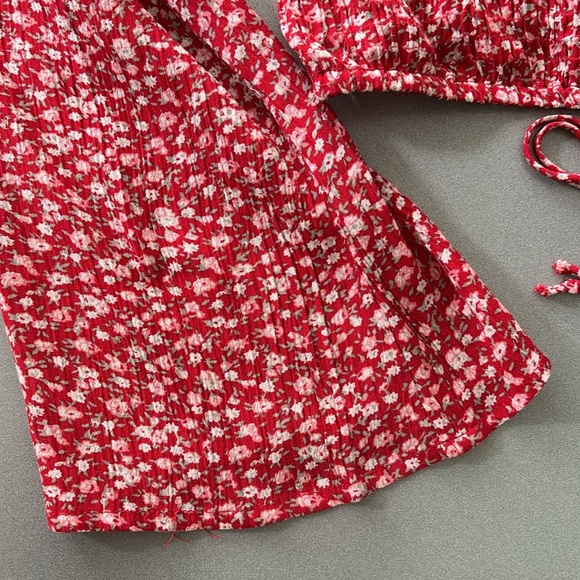 Red floral Flowy Top - Picture 5 of 5